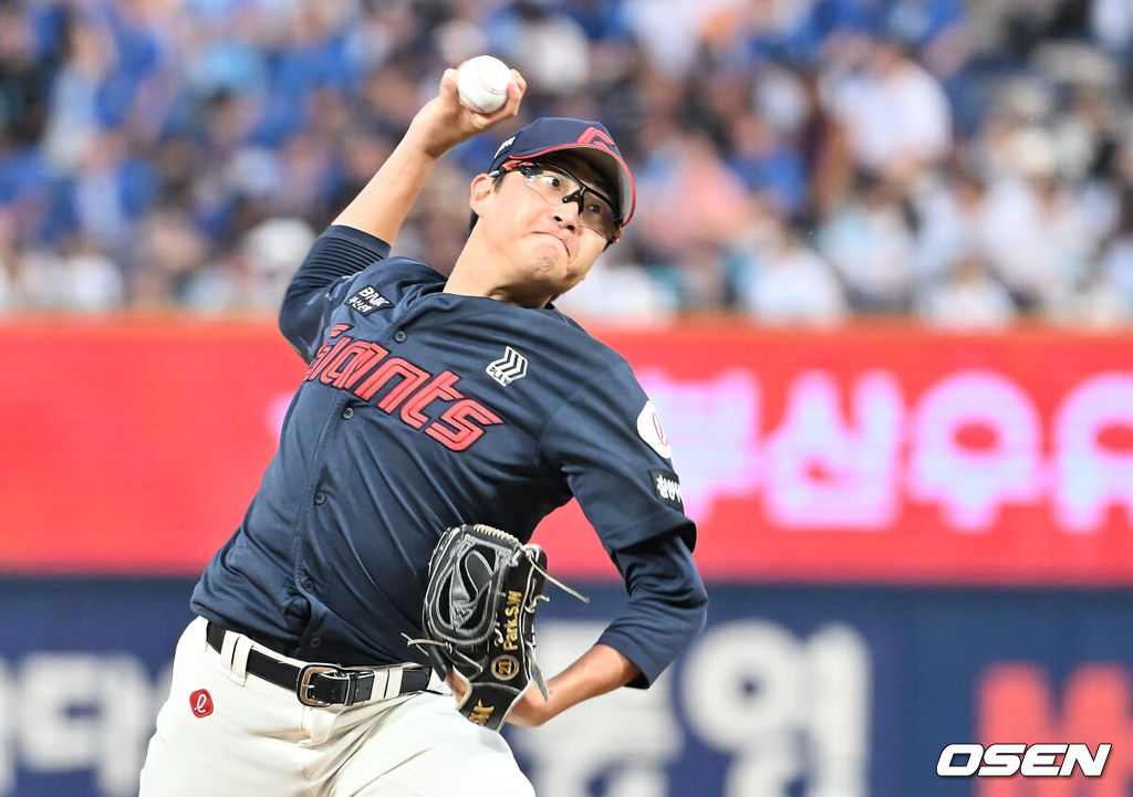 22일 창원NC파크에서 2025 신한 SOL 뱅크 KBO 리그 NC 다이노스와 롯데 자이언츠의 경기가 열렸다. 홈팀 NC는 신민혁이, 방문팀 롯데는 박세웅이 선발 출전했다. 롯데 자이언츠 선발투수 박세웅이 역투하고 있다. 2025.08.22 / foto0307@osen.co.kr
