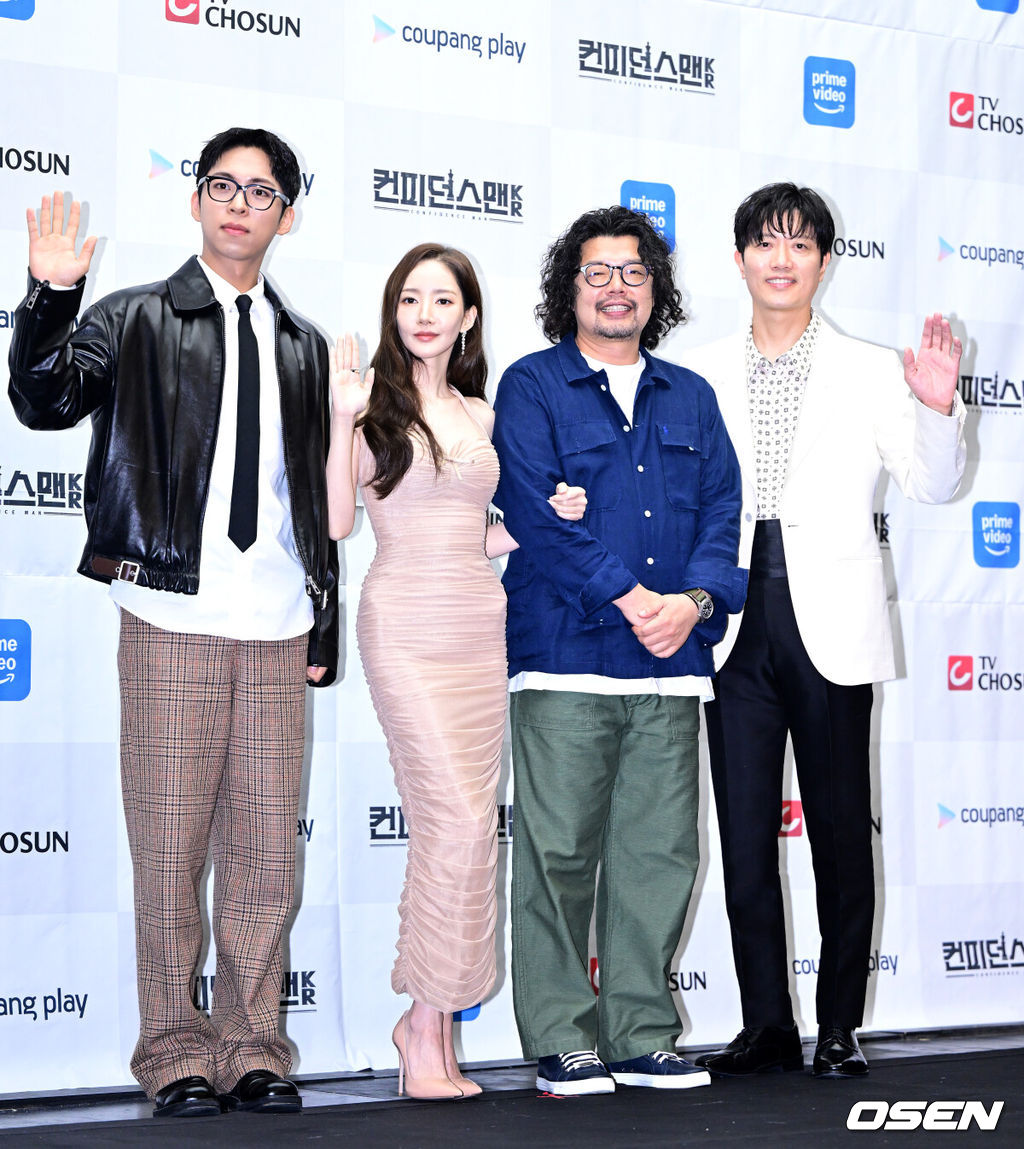 1일 오후 서울 상암동 스탠포드 호텔에서 TV CHOSUN 새 주말 미니시리즈 ‘컨피던스맨 KR’ 제작발표회가 열렸다.‘컨피던스맨 KR’은 다재다능한 능력을 보유한 사기꾼 3명이 이 시대의 악당들을 향한 복수에 나서는 케이퍼 코믹물이다.배우 주종혁, 박민영, 남기훈 감독, 박희순(왼쪽부터)이 포토타임을 하고 있다. 2025.09.01 / dreamer@osen.co.kr