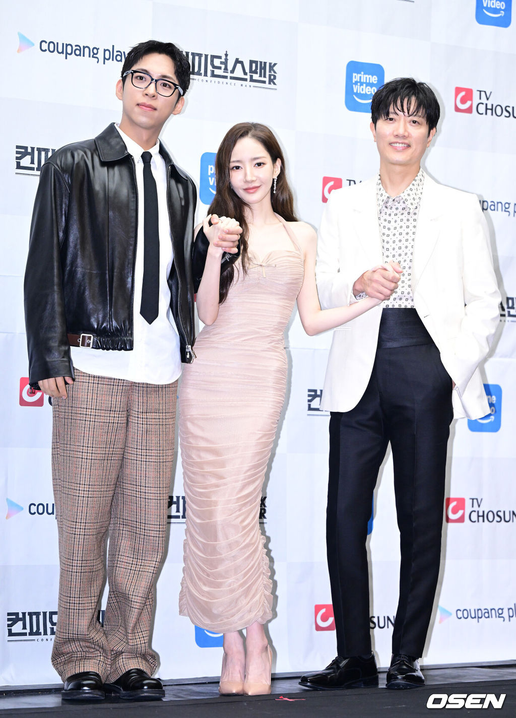 1일 오후 서울 상암동 스탠포드 호텔에서 TV CHOSUN 새 주말 미니시리즈 ‘컨피던스맨 KR’ 제작발표회가 열렸다.‘컨피던스맨 KR’은 다재다능한 능력을 보유한 사기꾼 3명이 이 시대의 악당들을 향한 복수에 나서는 케이퍼 코믹물이다.배우 주종혁, 박민영, 박희순(왼쪽부터)이 포토타임을 하고 있다. 2025.09.01 / dreamer@osen.co.kr