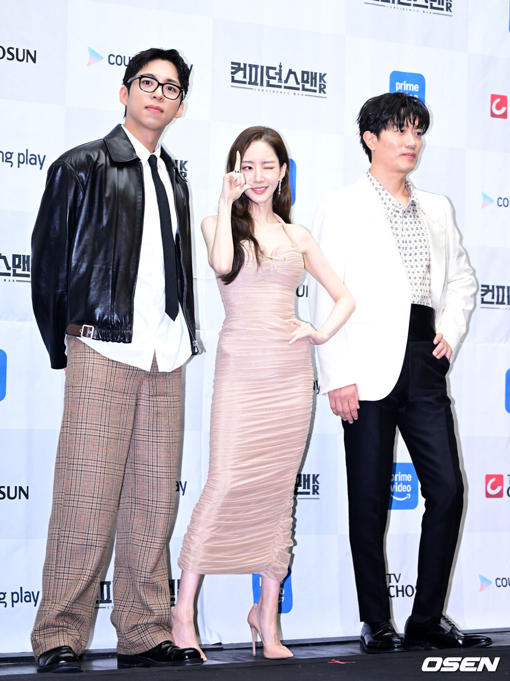 1일 오후 서울 상암동 스탠포드 호텔에서 TV CHOSUN 새 주말 미니시리즈 ‘컨피던스맨 KR’ 제작발표회가 열렸다.‘컨피던스맨 KR’은 다재다능한 능력을 보유한 사기꾼 3명이 이 시대의 악당들을 향한 복수에 나서는 케이퍼 코믹물이다.배우 주종혁, 박민영, 박희순(왼쪽부터)이 포토타임을 하고 있다. 2025.09.01 / dreamer@osen.co.kr
