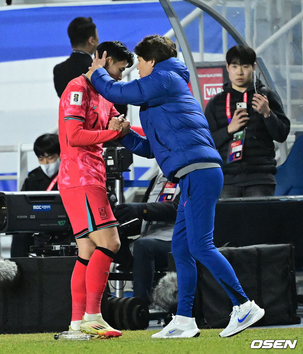 홍명보호가 이번에도 승리하지 못했다. 요르단과 아쉬운 무승부를 거두면서 3경기 연속 승점 1점을 추가하는 데 만족해야 했다.홍명보 감독이 이끄는 대한민국 축구대표팀은 25일 오후 8시 수원월드컵경기장에서 열린 2026 국제축구연맹(FIFA) 북중미 월드컵 아시아지역 3차 예선 B조 8차전에서 요르단과 1-1로 비겼다.이제 한국은 승점 16(4승 4무)으로 불안한 조 1위를 유지 중이다. 2위 요르단(승점 13), 한 경기 덜 치른 이라크(승점 12)와 격차가 크지 않다. 6월 A매치 결과에 따라 뒤집힐 가능성도 충분하다.후반 대한민국 홍명보 감독이 교체된 손흥민을 격려하고 있다. 2025.03.25 / jpnews@osen.co.kr