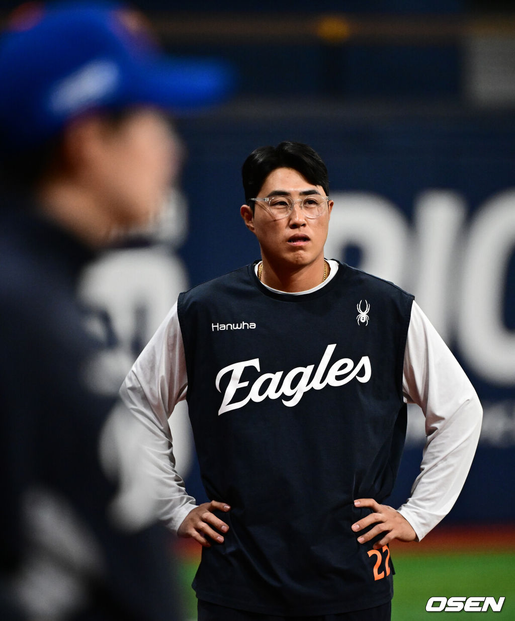 발가락 통증으로 1군 엔트리에서 빠진 한화 채은성이 그라운드에서 훈련을 지켜보고 있다. 2025.08.26 /cej@osen.co.kr