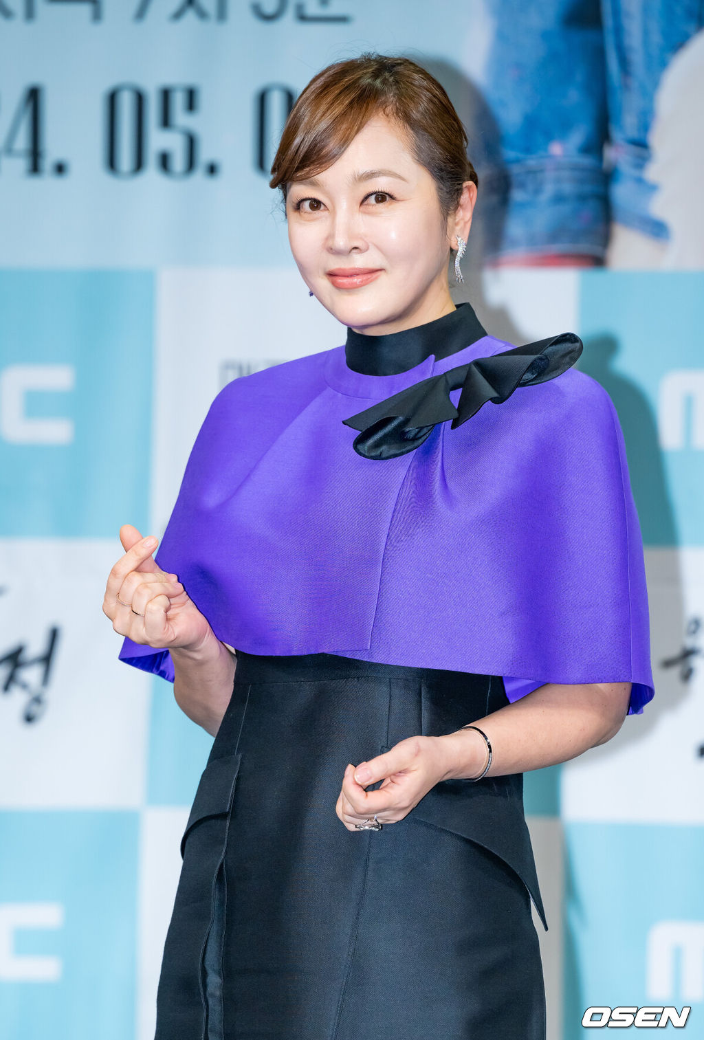 3일 오후 서울 마포구 상암동 MBC 골든마우스홀에서 MBC 새 일일드라마 ‘용감무쌍 용수정’가 제작발표회가 열렸다.오는 6일 첫 방송될 MBC 새 일일드라마 ‘용감무쌍 용수정(약칭 용수정)’은 현대판 거상(巨商) 임상옥을 꿈꾸는 거침없는 상여자 용수정(엄현경 분)과 그에게 운명을 맡긴 악바리 짠돌이 여의주(서준영 분)가 함께하는 화끈하고 통쾌한 로맨스 복수극.배우 이승연이 입장하며 포즈를 취하고 있다. 2024.05.03 /rumi@osen.co.kr