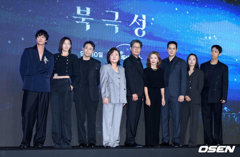 2일 서울 종로구 포시즌스 호텔 서울에서 디즈니+ 오리지널 시리즈 '북극성' 제작발표회가 열렸다.'북극성'은 유엔대사로서 국제적 명성을 쌓아온 '문주(전지현 분)'가 대통령 후보 피격 사건의 배후를 쫓는 가운데 그녀를 지켜야만 하는 국적불명의 특수요원 ‘산호(강동원 분)'와 함께 한반도를 위협하는 거대한 진실을 마주하는 이야기다.전 출연진이 포토타임을 가지고 있다. 2025.09.02 /sunday@osen.co.kr