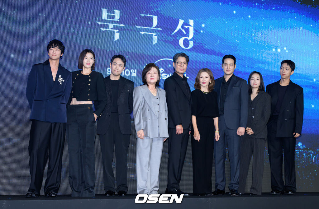 2일 서울 종로구 포시즌스 호텔 서울에서 디즈니+ 오리지널 시리즈 '북극성' 제작발표회가 열렸다.'북극성'은 유엔대사로서 국제적 명성을 쌓아온 '문주(전지현 분)'가 대통령 후보 피격 사건의 배후를 쫓는 가운데 그녀를 지켜야만 하는 국적불명의 특수요원 ‘산호(강동원 분)'와 함께 한반도를 위협하는 거대한 진실을 마주하는 이야기다.전 출연진이 포토타임을 가지고 있다. 2025.09.02 /sunday@osen.co.kr