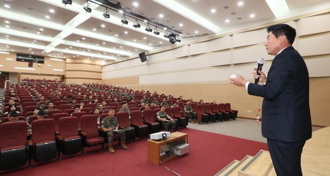 박노준 우석대 총장이 2일 제35보병사단 대강당에서 장병 100여 명을 대상으로 ‘야구를 통해 본 리더십’을 주제로 특별 강연을 진행했다. / 우석대