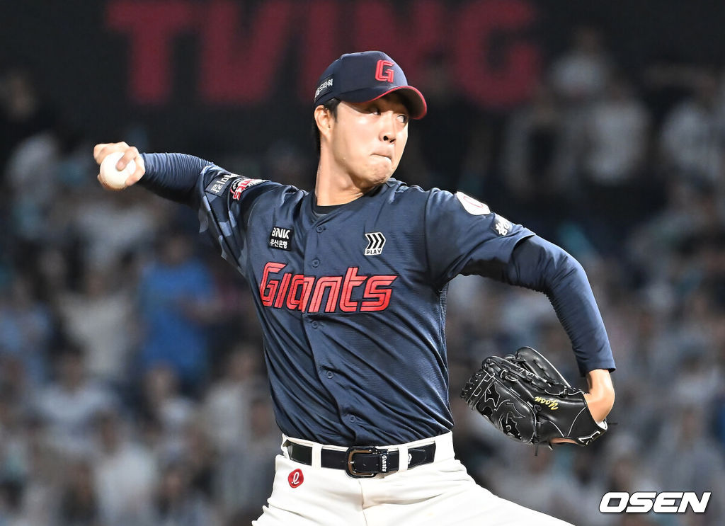 22일 창원NC파크에서 2025 신한 SOL 뱅크 KBO 리그 NC 다이노스와 롯데 자이언츠의 경기가 열렸다. 홈팀 NC는 신민혁이, 방문팀 롯데는 박세웅이 선발 출전했다. 롯데 자이언츠 윤성빈이 역투하고 있다. 2025.08.22 / foto0307@osen.co.kr
