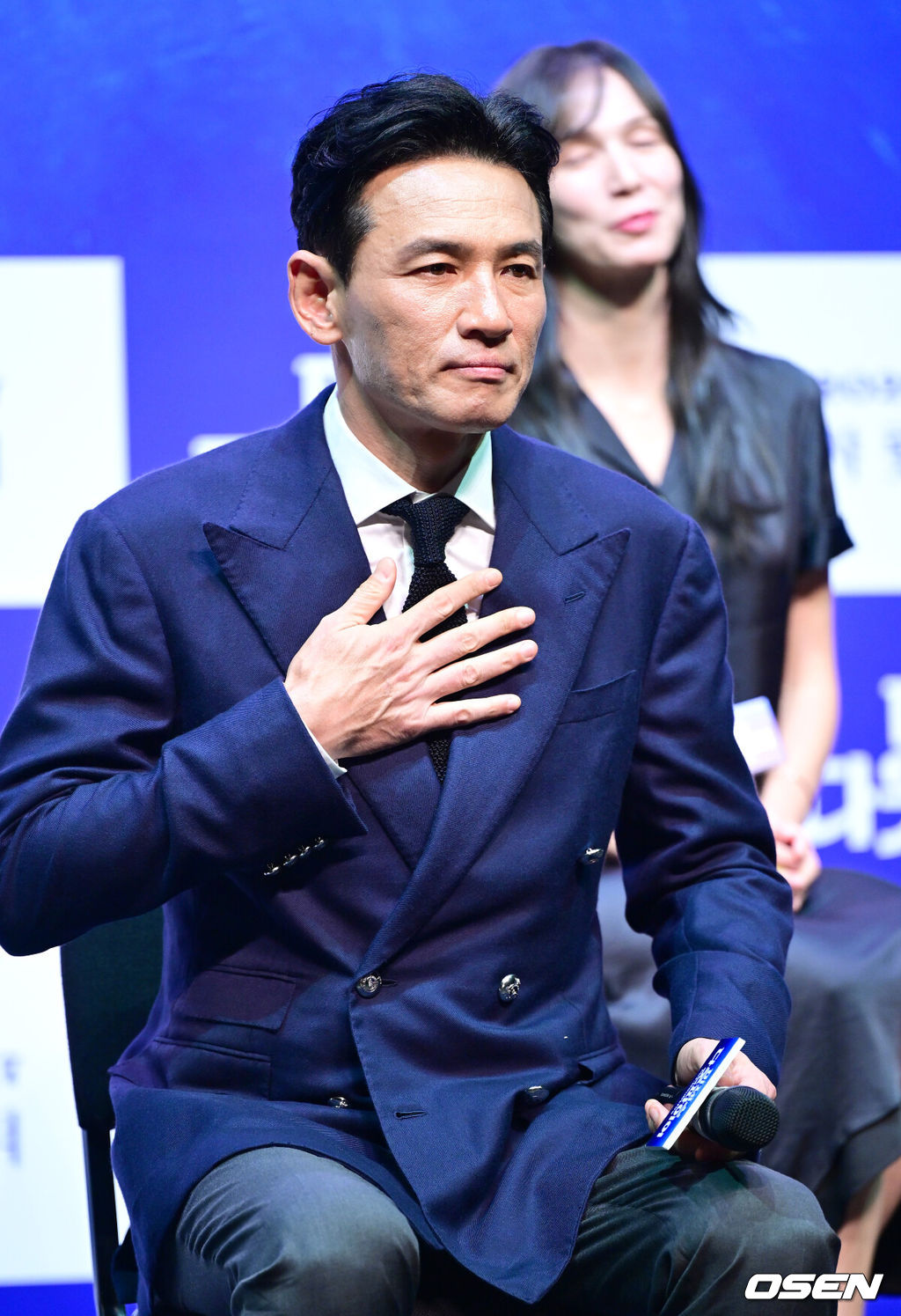 2일 오후 서울 서대문구 이화여자대학교 삼성홀에서 뮤지컬 ‘미세스 다웃파이어’ 제작발표회가 열렸다.뮤지컬 '미세스 다웃파이어'는 로빈 윌리엄스 주연의 동명 영화를 뮤지컬로 만든 작품으로 가족의 사랑을 그린 코미디 뮤지컬이다. 이혼한 다니엘이 유모 미세스 다웃파이어로 변장해 전 아내의 집으로 들어가 자녀들을 돌보면서 벌어지는 이야기를 그린다.배우 황정민이 인사말을 준비하고 있다. 2025.09.02 / dreamer@osen.co.kr