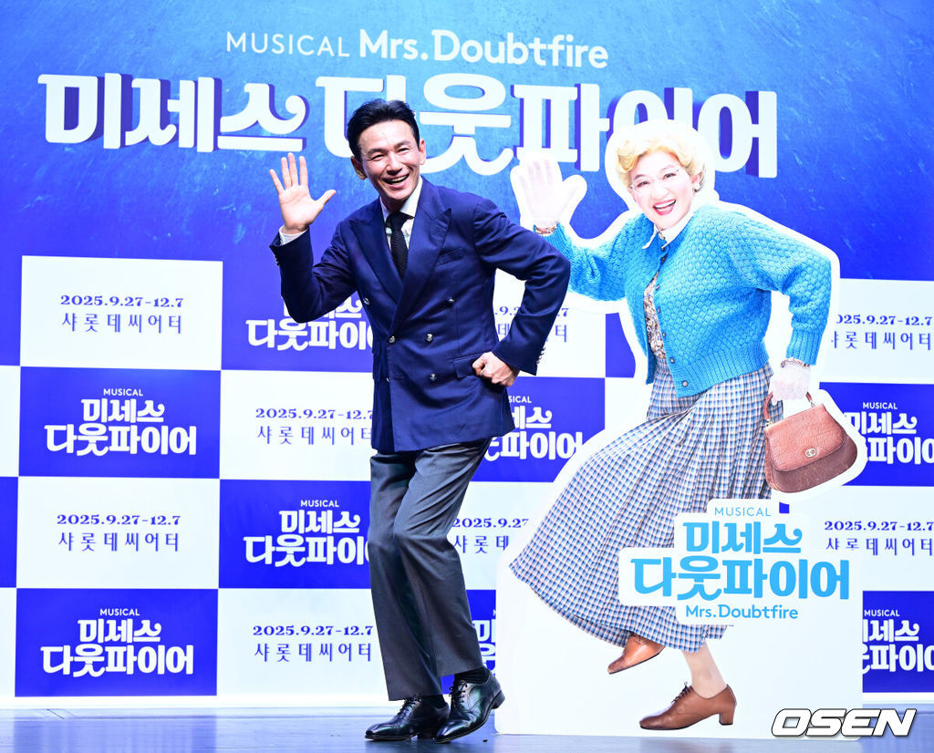 2일 오후 서울 서대문구 이화여자대학교 삼성홀에서 뮤지컬 ‘미세스 다웃파이어’ 제작발표회가 열렸다.뮤지컬 '미세스 다웃파이어'는 로빈 윌리엄스 주연의 동명 영화를 뮤지컬로 만든 작품으로 가족의 사랑을 그린 코미디 뮤지컬이다. 이혼한 다니엘이 유모 미세스 다웃파이어로 변장해 전 아내의 집으로 들어가 자녀들을 돌보면서 벌어지는 이야기를 그린다.배우 황정민이 포토타임을 하고 있다. 2025.09.02 / dreamer@osen.co.kr