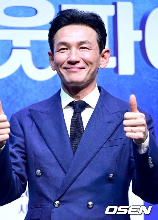 2일 오후 서울 서대문구 이화여자대학교 삼성홀에서 뮤지컬 ‘미세스 다웃파이어’ 제작발표회가 열렸다.뮤지컬 '미세스 다웃파이어'는 로빈 윌리엄스 주연의 동명 영화를 뮤지컬로 만든 작품으로 가족의 사랑을 그린 코미디 뮤지컬이다. 이혼한 다니엘이 유모 미세스 다웃파이어로 변장해 전 아내의 집으로 들어가 자녀들을 돌보면서 벌어지는 이야기를 그린다.배우 황정민이 포토타임을 하고 있다. 2025.09.02 / dreamer@osen.co.kr