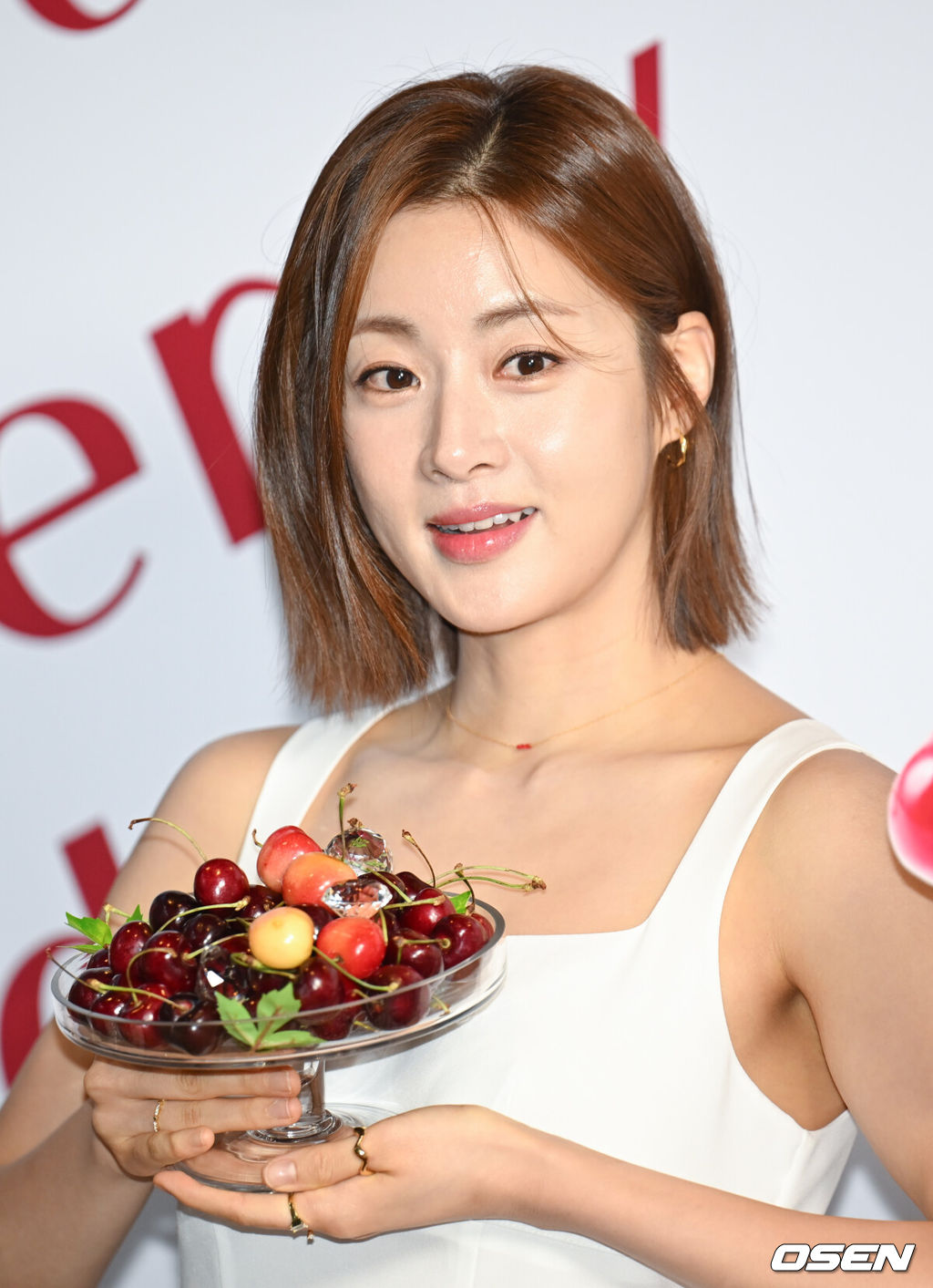 2일 오후 서울 서초구 GT타워에서 체리데이 행사가 진행됐다. 체리데이는 7월 2일을 ‘7272’로 재미있게 부르면서 붙여진 이름으로 건강하고 아름다운 삶을 살아가는 스타를 ‘체리뮤즈’로 선정, 초대하고 있다.  배우 강소라가 취재진을 향해 포즈를 취하고 있다. / ksl0919@osen.co.kr 