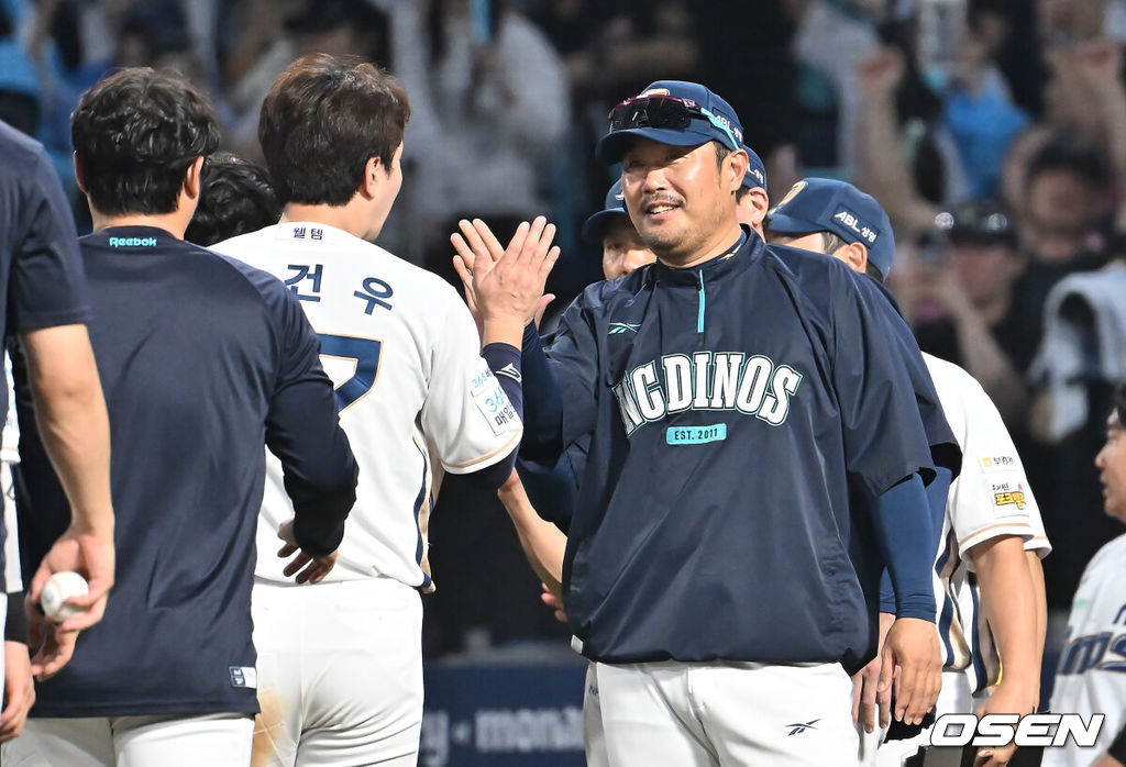 21일 창원NC파크에서 2025 신한 SOL 뱅크 KBO 리그 NC 다이노스와 삼성 라이온즈의 경기가 열렸다. 홈팀 NC는 로건이, 방문팀 삼성은 가라비토가 선발 출전했다. NC 다이노스 이호준 감독이 삼성 라이온즈에 7-5로 승리한 후 선수들과 기쁨을 나누고 있다. 2025.08.21 / foto0307@osen.co.kr