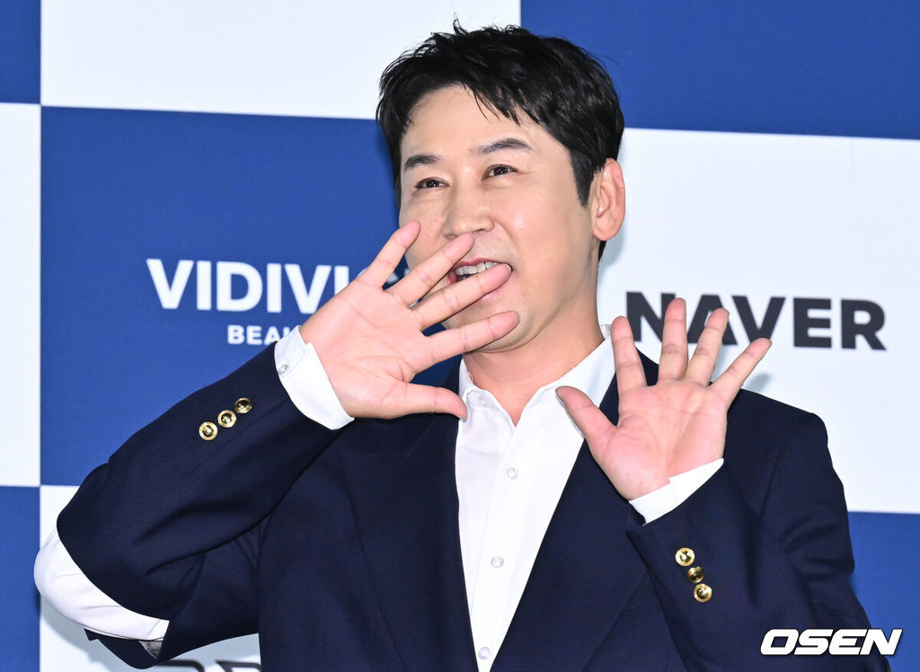 청룡시리즈어워즈 핸드프리팅 행사가 25일 오전 서울 영등포구 CGV 여의도에서 열렸다.이날 행사에는 이번 행사에는 2024년 7월에 열린 제3회 청룡시리즈어워즈 드라마 부문 수상자 임시완, 박보영, 안재홍, 금해나, 이정하, 고윤정과 예능 부문 수상자 신동엽, 장도연, 곽준빈, 윤가이가 참석했다.방송인 신동엽이 포즈를 취하고 있다. 2025.06.25 /cej@osen.co.kr