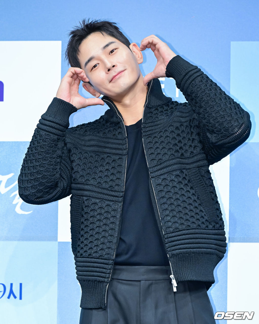1일 오후 서울 신도림 디큐브시티 더세인트에서 ENA 수목드라마 ‘낮에 뜨는 달’ 제작발표회가 열렸다.오늘(1일) 첫 방송을 앞둔 ‘낮에 뜨는 달'(연출 표민수, 박찬율 / 극본 김혜원, 정성은)은 사랑하는 연인에게 살해당한 뒤 시간이 멈춰버린 남자와 전생의 기억을 잃고 한없이 흘러가버린 여자의 위험하고 애틋한 환생 로맨스이다. 과거와 현재를 넘나드는 압도적 스케일과 흡인력 있는 스토리의 강력한 몰입도로 시청자들을 사로잡을 예정이다.  배우 온주완이 포토타임을 하고 있다. 2023.11.01 /jpnews@osen.co.kr