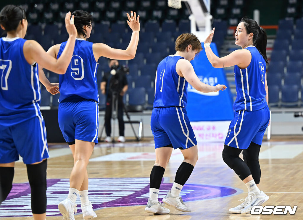 2일 부산 사직실내체육관에서 2025 BNK금융 박신자컵 조별예선 부산 BNK와 용인 삼성생명의 경기가 열렸다. ‘박신자컵’은 한국 여자 농구의 전설적인 선수 박신자를 기리기 위해 2015년에 창설한 대회로 올해는 BNK 썸 등 한국여자프로농구 6개 구단과 후지쯔 레드 웨이브(일본), 덴소 아이리스(일본), 카사데몬트 사라고사(스페인), DVTK 훈테름(헝가리) 등 4개 해외 초청팀이 참가한다.용인 삼성생명 김아름이 4쿼터 막판 역전 3점슛을 성공시키고 하이파이브를 하고 있다. 2025.09.02 / foto0307@osen.co.kr