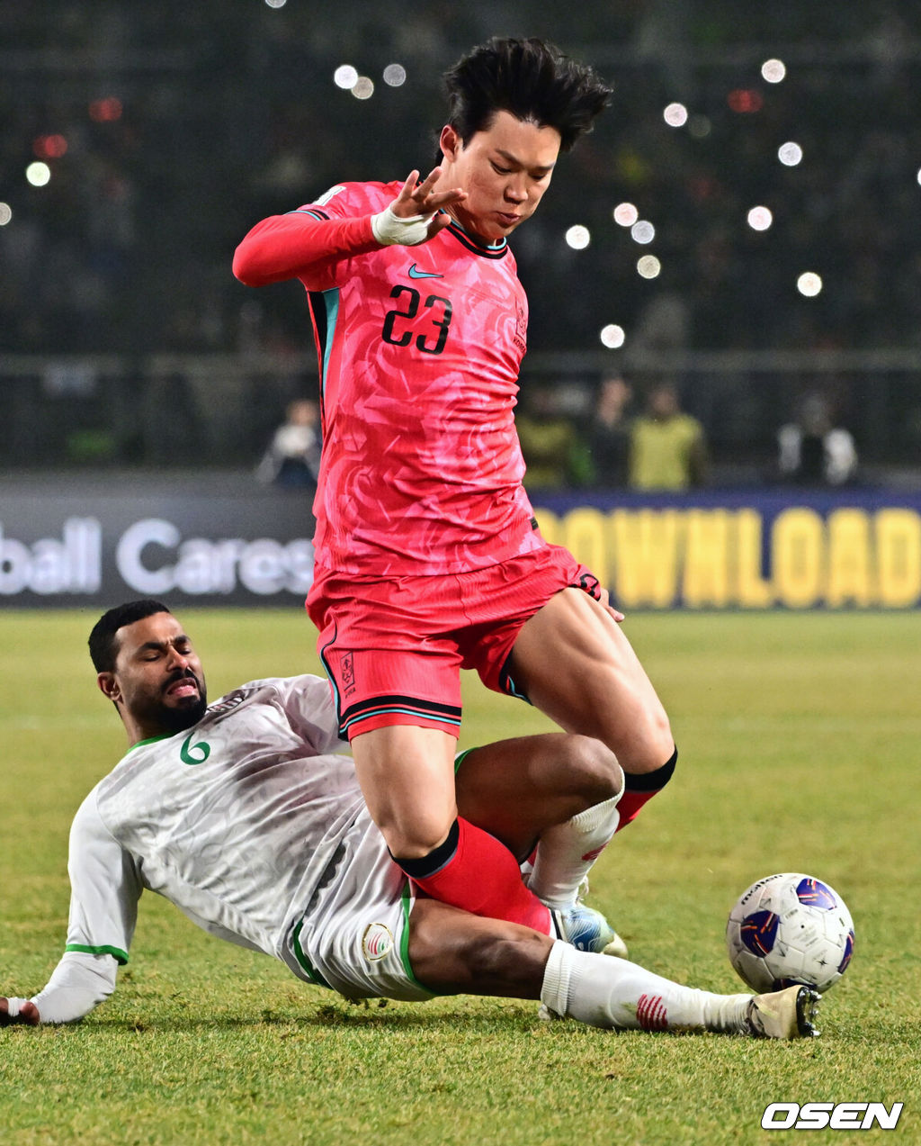 20일 오후 경기도 고양종합운동장에서 2026 국제축구연맹(FIFA) 북중미 월드컵 아시아지역 3차 예선 B조 7차전 한국과 오만의 경기가 열렸다.승점 14점(4승 2무)으로 B조 1위를 유지하고 있는 한국이 오만전과 25일 예정된 요르단전에서 모두 승리해 승점 6점을 얻어낸다면, 6월 예정된 이라크, 쿠웨이트와 경기 결과와 상관없이 11회 연속 월드컵 본선 진출을 확정 짓는다. 후반 한국 오현규가 오만의 강한 태클을 받고 있다. 2025.03.20 /cej@osen.co.kr