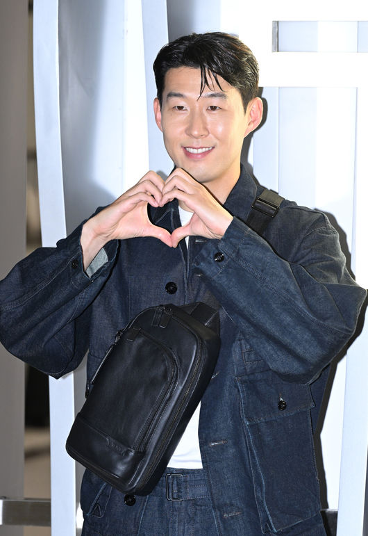 토트넘 홋스퍼 손흥민이 3일 오후 서울 송파구 롯데월드타워에서 명품 가방 브랜드의 팝업스토어 행사에 참석했다.손흥민이 포즈를 취하고 있다. 2023.07.03 /sunday@osen.co.kr
