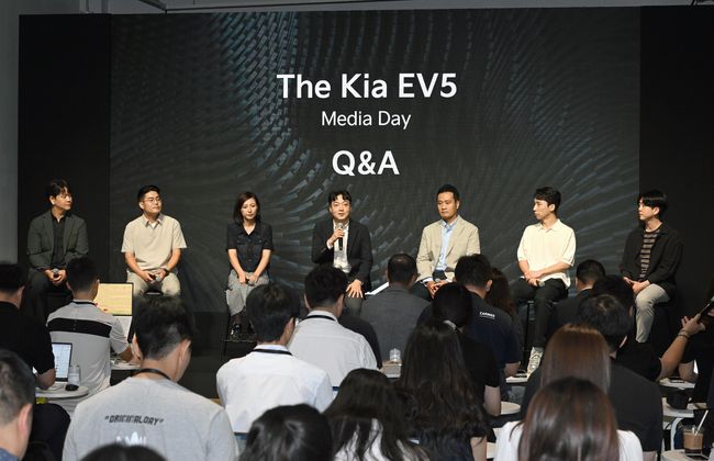 EV5 미디어 데이에서 발표자들이 질의응답 시간을 갖고 있다. 왼쪽부터 기아넥스트디자인외장1팀 박재연 책임연구원, 기아넥스트디자인내장1팀 김영무 책임연구원, 기아넥스트CMF팀 이승아 책임연구원, 국내상품1팀 손용준 팀장, 상품CX기획팀 이상준 팀장, 차량제어개발1팀 김진욱 책임연구원, MSV프로젝트5팀 신승훈 책임연구원.