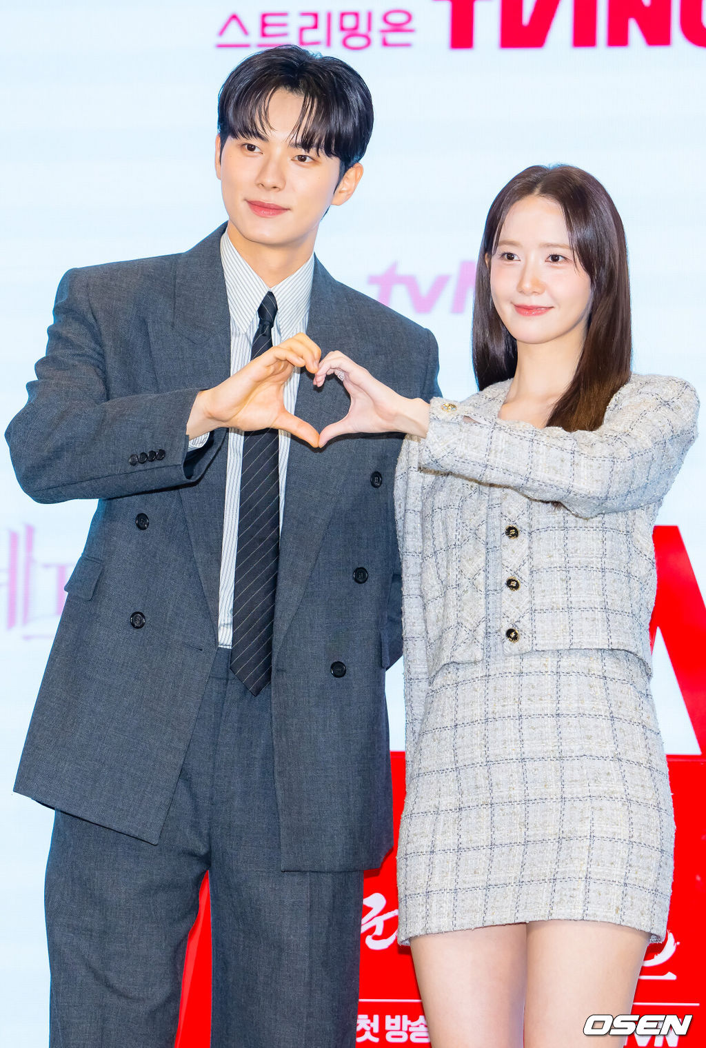 19일 오후 서울 신도림 디큐브시티 내 더 세인트에서  tvN 새 토일드라마 ‘폭군의 셰프’(연출 장태유) 제작발표회가 진행됐다.오는 23일 첫 방송 예정인  ‘폭군의 셰프’는 최고의 순간 과거로 타임슬립한 셰프(임윤아)가 최악의 폭군이자 절대 미각의 소유자인 왕을 만나며 벌어지는 서바이벌 판타지 로맨틱코미디 드라마이다.배우 이채민과 임윤아가 포즈를 취하고 있다. 2025.08.19 /rumi@osen.co.kr