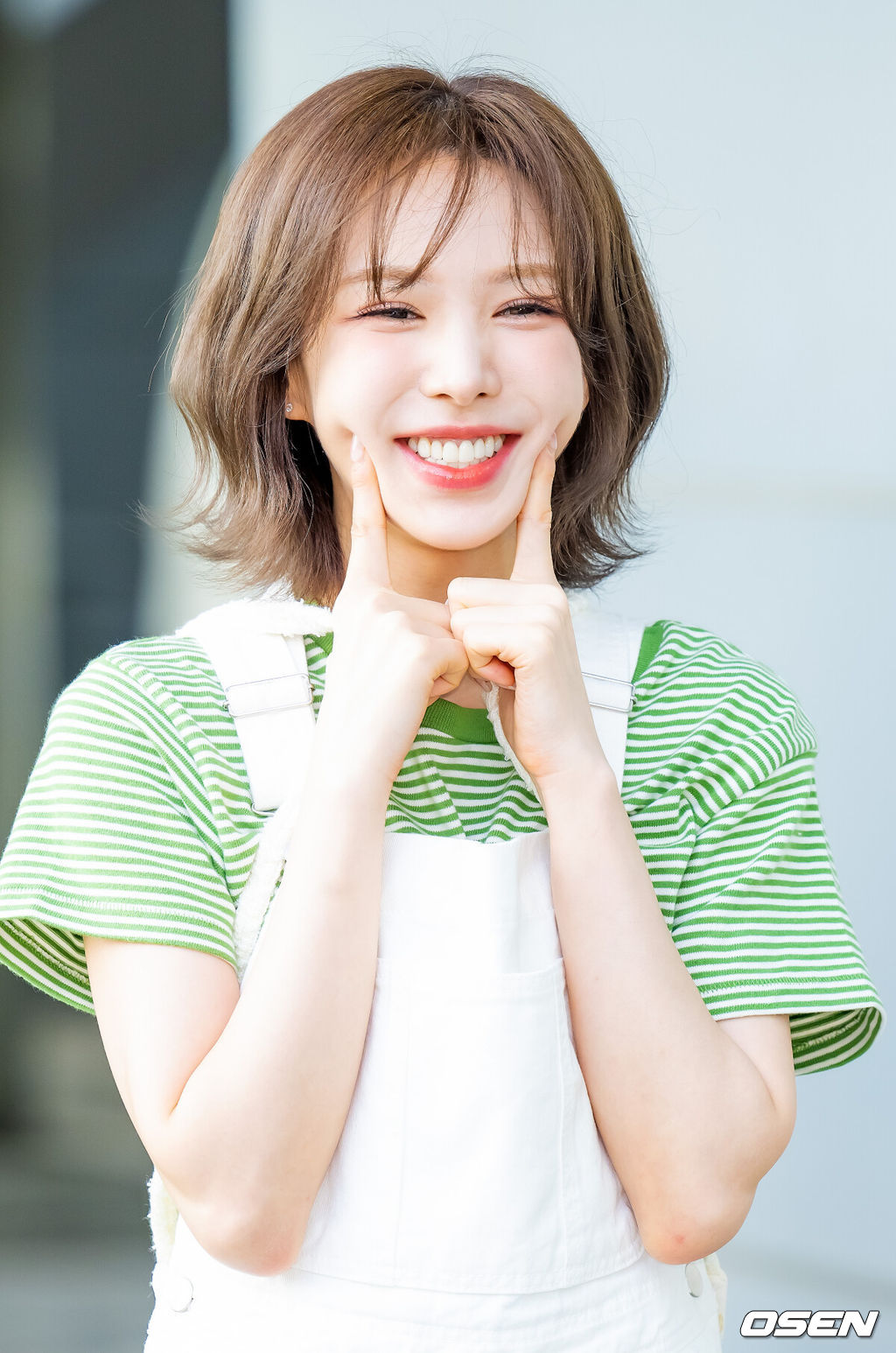 레드벨벳 웬디(WENDY)가 28일 오후 서울 양천구 목동 SBS에서 진행되는 ‘웬디의 영스트리트’ 녹화에 참석하기 위해 출근했다.레드벨벳 웬디는 SBS 파워FM ‘웬디의 영스트리트’에서 DJ를 맡고 있다.레드벨벳 웬디가 출근길에 포즈를 취하고 있다. 2024.08.28 / rumi@osen.co.kr