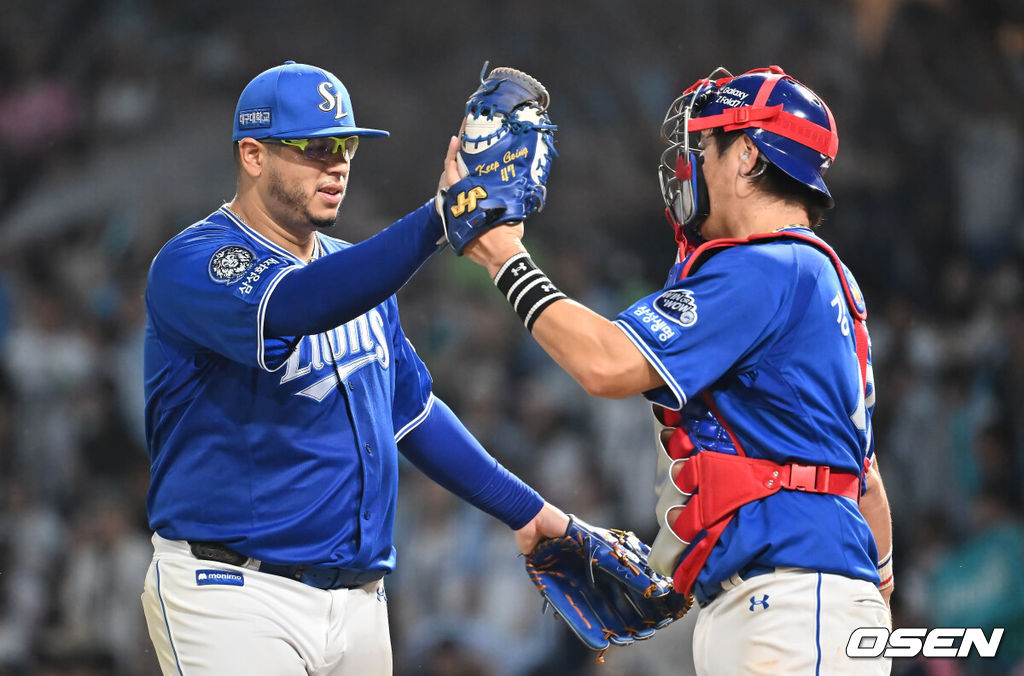 19일 창원NC파크에서 2025 신한 SOL 뱅크 KBO 리그 NC 다이노스와 삼성 라이온즈의 경기가 열렸다. 홈팀 NC는 라일리가, 방문팀 삼성은 후라도가 선발 출전했다. 삼성 라이온즈 선발투수 후라도가 8회를 무실점으로 막고 강민호와 하이파이브를 하고 있다. 2025.08.19 / foto0307@osen.co.kr