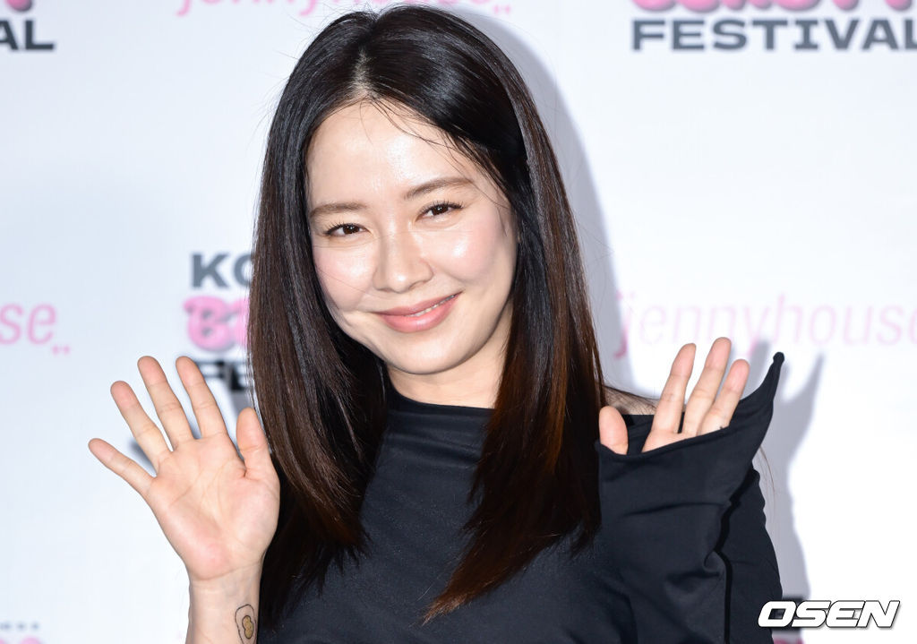 2025 코리아뷰티페스티벌 시그니처 헤어쇼가 20일 서울 중구 동대문디자인플라자(DDP) 어울림광장에서 열렸다.이날 행사에는 송지효, 한고은, 씨스타 보라, 한채아, 펜타곤 홍석, 배우희, 임사랑 등이 참석했다.배우 송지효가 포즈를 취하고 있다. 2025.06.20 /cej@osen.co.kr