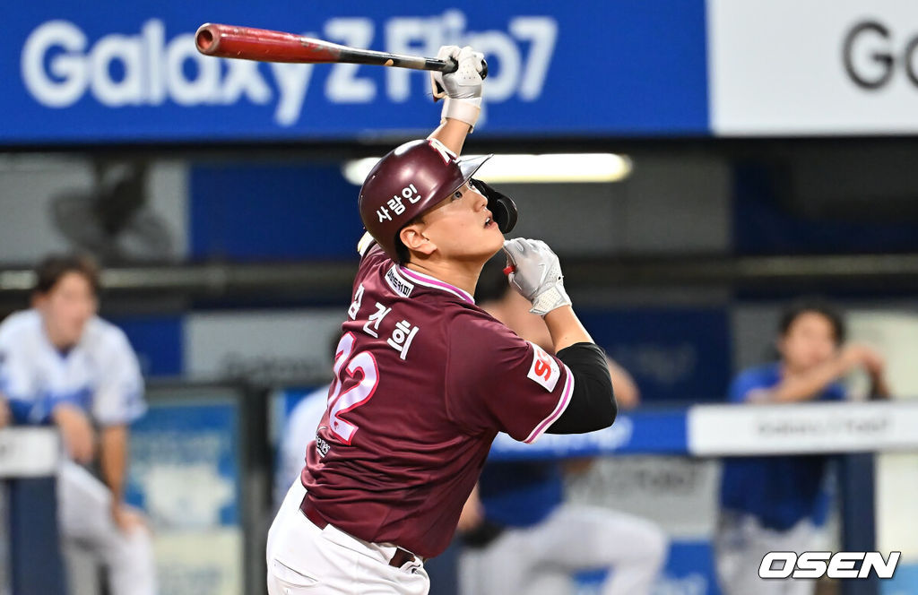 3일 대구삼성라이온즈파크에서 2025 신한 SOL 뱅크 KBO 리그 삼성 라이온즈와 키움 히어로즈의 경기가 열렸다. 홈팀 삼성은 가라비토가, 방문팀 키움은 하영민이 선발 출전했다. 키움 히어로즈 김건희가 9회초 1사 우월 솔로 홈런을 치고 있다. 2025.09.03 / foto0307@osen.co.kr