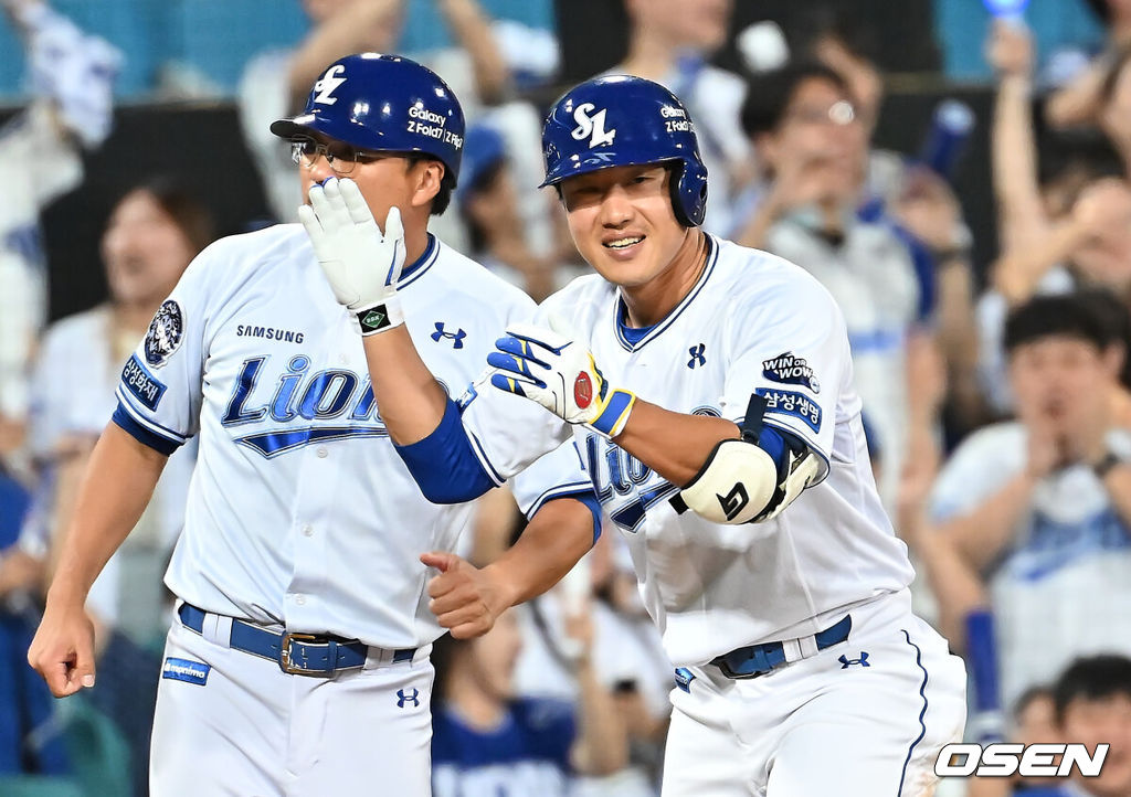 3일 대구삼성라이온즈파크에서 2025 신한 SOL 뱅크 KBO 리그 삼성 라이온즈와 키움 히어로즈의 경기가 열렸다. 홈팀 삼성은 가라비토가, 방문팀 키움은 하영민이 선발 출전했다. 삼성 라이온즈 이성규가 8회말 무사 1,2루 우중간 2타점 2루타를 실책틈타 3루로 진루, 기뻐하고 있다. 2025.09.03 / foto0307@osen.co.kr