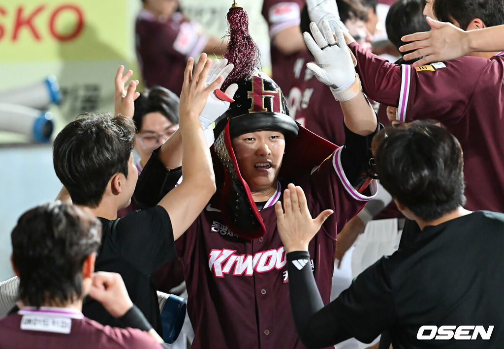 3일 대구삼성라이온즈파크에서 2025 신한 SOL 뱅크 KBO 리그 삼성 라이온즈와 키움 히어로즈의 경기가 열렸다. 홈팀 삼성은 가라비토가, 방문팀 키움은 하영민이 선발 출전했다. 키움 히어로즈 김건희가 9회초 1사 우월 솔로 홈런을 치고 하이파이브를 하고 있다. 2025.09.03 / foto0307@osen.co.kr