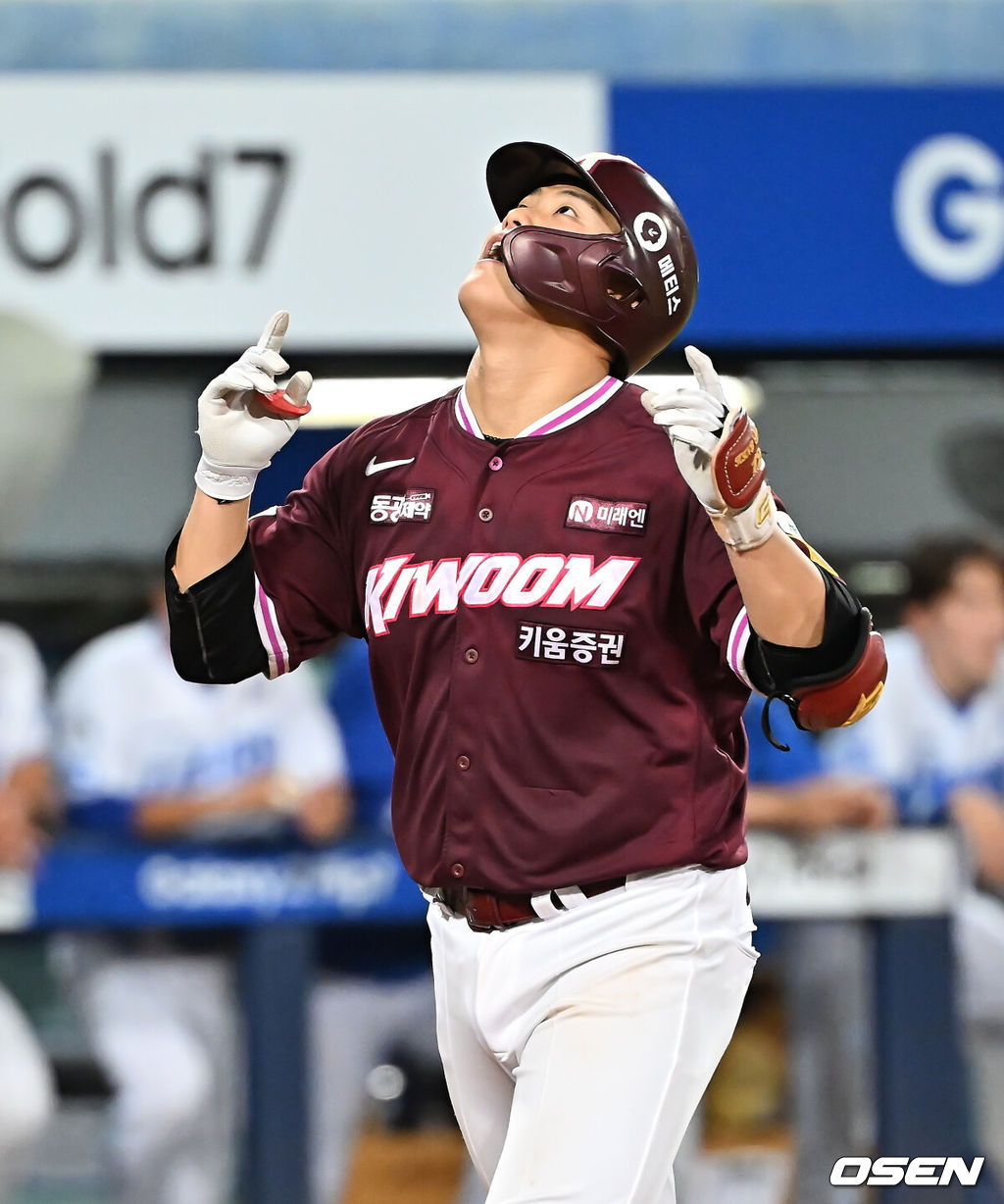 3일 대구삼성라이온즈파크에서 2025 신한 SOL 뱅크 KBO 리그 삼성 라이온즈와 키움 히어로즈의 경기가 열렸다. 홈팀 삼성은 가라비토가, 방문팀 키움은 하영민이 선발 출전했다. 키움 히어로즈 김건희가 9회초 1사 우월 솔로 홈런을 치고 세리머니를 하고 있다. 2025.09.03 / foto0307@osen.co.kr