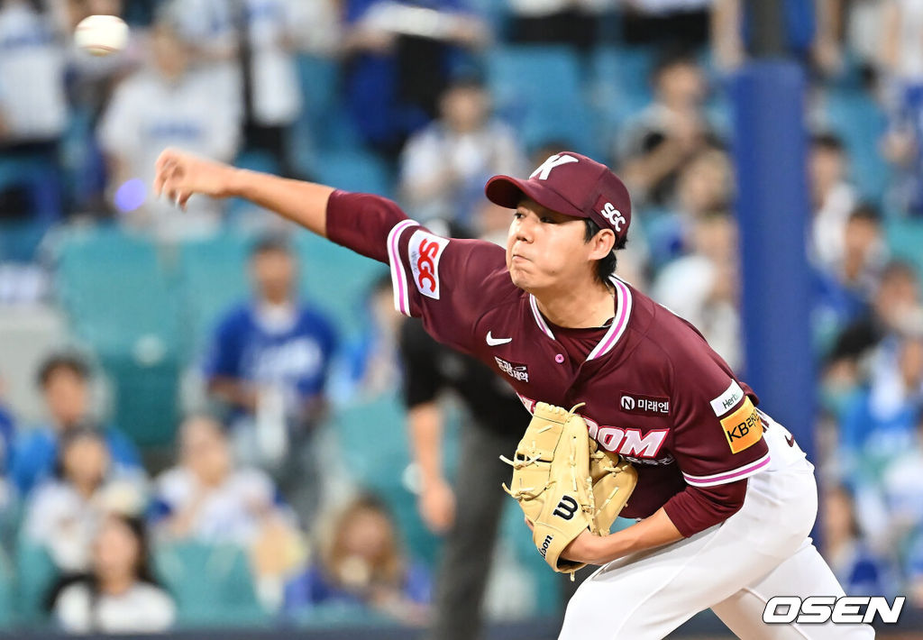 3일 대구삼성라이온즈파크에서 2025 신한 SOL 뱅크 KBO 리그 삼성 라이온즈와 키움 히어로즈의 경기가 열렸다. 홈팀 삼성은 가라비토가, 방문팀 키움은 하영민이 선발 출전했다. 키움 히어로즈 선발 투수 하영민이 역투하고 있다. 2025.09.03 / foto0307@osen.co.kr