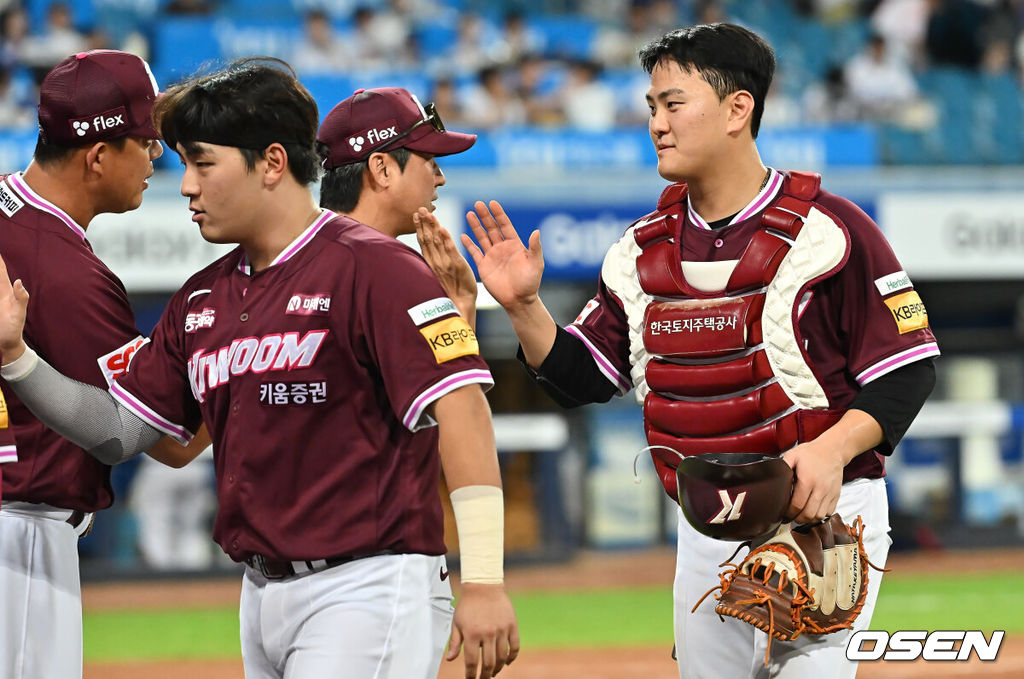 3일 대구삼성라이온즈파크에서 2025 신한 SOL 뱅크 KBO 리그 삼성 라이온즈와 키움 히어로즈의 경기가 열렸다. 홈팀 삼성은 가라비토가, 방문팀 키움은 하영민이 선발 출전했다. 키움 히어로즈 김건희가 삼성 라이온즈에 4-3으로 승리한 후 설종진 감독 대행과 하이파이브를 하고 있다. 2025.09.03 / foto0307@osen.co.kr