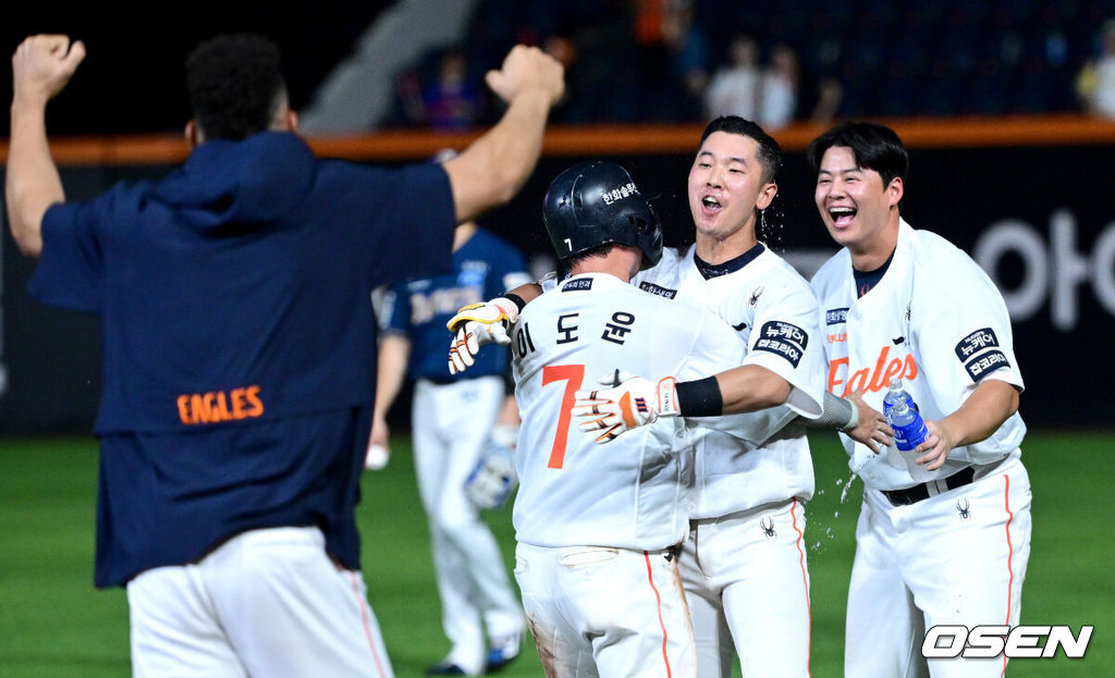 프로야구 한화 이글스 투수 코디 폰세가 KBO리그 역대 단일 시즌 최다 228탈삼진 신기록을 세웠다. 불펜 난조로 폰세의 승리는 날아갔지만 경기는 한화가 끝내기로 이겼다. 한화는 3일 대전 한화생명볼파크에서 치러진 2025 신한 SOL Bank KBO리그 NC 다이노스와의 홈경기를 6-5 끝내기 승리로 장식했다.폰세가 6이닝 8탈삼진 3실점으로 막고 KBO리그 역대 단일 시즌 최다 228탈삼진 기록을 세운 가운데 연장 10회말 황영묵의 끝내기가 터졌다. 연장 10회말 1사 1, 3루 상황 한화 황영묵이 끝내기 안타를 날리고 동료들과 환호하고 있다. 2025.09.03 / dreamer@osen.co.kr