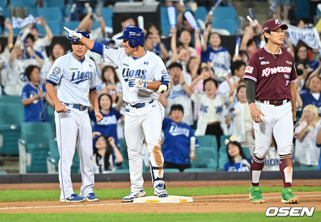 3일 대구삼성라이온즈파크에서 2025 신한 SOL 뱅크 KBO 리그 삼성 라이온즈와 키움 히어로즈의 경기가 열렸다. 홈팀 삼성은 가라비토가, 방문팀 키움은 하영민이 선발 출전했다. 삼성 라이온즈 이성규가 8회말 무사 1,2루 우중간 2타점 2루타를 실책틈타 3루로 진루, 기뻐하고 있다. 2025.09.03 / foto0307@osen.co.kr
