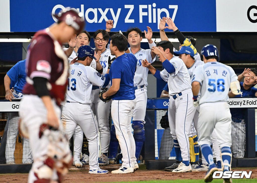 3일 대구삼성라이온즈파크에서 2025 신한 SOL 뱅크 KBO 리그 삼성 라이온즈와 키움 히어로즈의 경기가 열렸다. 홈팀 삼성은 가라비토가, 방문팀 키움은 하영민이 선발 출전했다. 삼성 라이온즈 이성규가 8회말 무사 3루 김지찬의 중견수 희생플라이때 득점을 올리고 동료들의 축하를 받고 있다. 2025.09.03 / foto0307@osen.co.kr