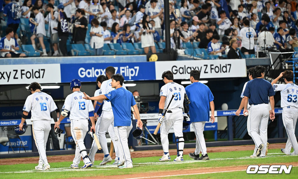 3일 대구삼성라이온즈파크에서 2025 신한 SOL 뱅크 KBO 리그 삼성 라이온즈와 키움 히어로즈의 경기가 열렸다. 홈팀 삼성은 가라비토가, 방문팀 키움은 하영민이 선발 출전했다. 삼성 라이온즈 선수들이 키움 히어로즈에 3-4로 패하고 아쉬워 하고 있다. 2025.09.03 / foto0307@osen.co.kr