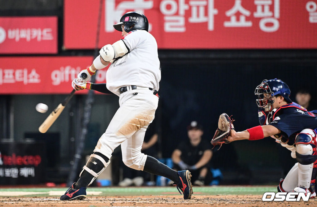 3일 오후 수원KT위즈파크에서 ‘2025 신한 SOL BANK KBO리그’ KT 위즈와 롯데 자이언츠의 경기가 진행됐다.이날 경기에 KT는 헤이수스, 롯데는 감보아를 선발투수로 내세웠다. 4회말 1사 KT 허경민이 안타를 날리고 있다. 개인 통산 8시즌 연속 100안타 기록. 2025.09.03 /cej@osen.co.kr