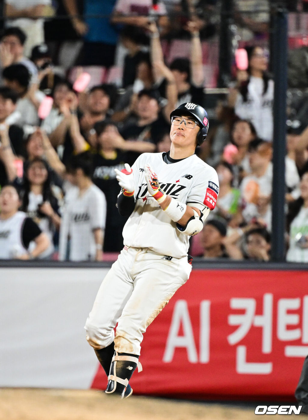 3일 오후 수원KT위즈파크에서 ‘2025 신한 SOL BANK KBO리그’ KT 위즈와 롯데 자이언츠의 경기가 진행됐다.이날 경기에 KT는 헤이수스, 롯데는 감보아를 선발투수로 내세웠다. 9회말 1사 1루 KT 허경민이 안타를 날린 뒤 기뻐하고 있다. 2025.09.03 /cej@osen.co.kr