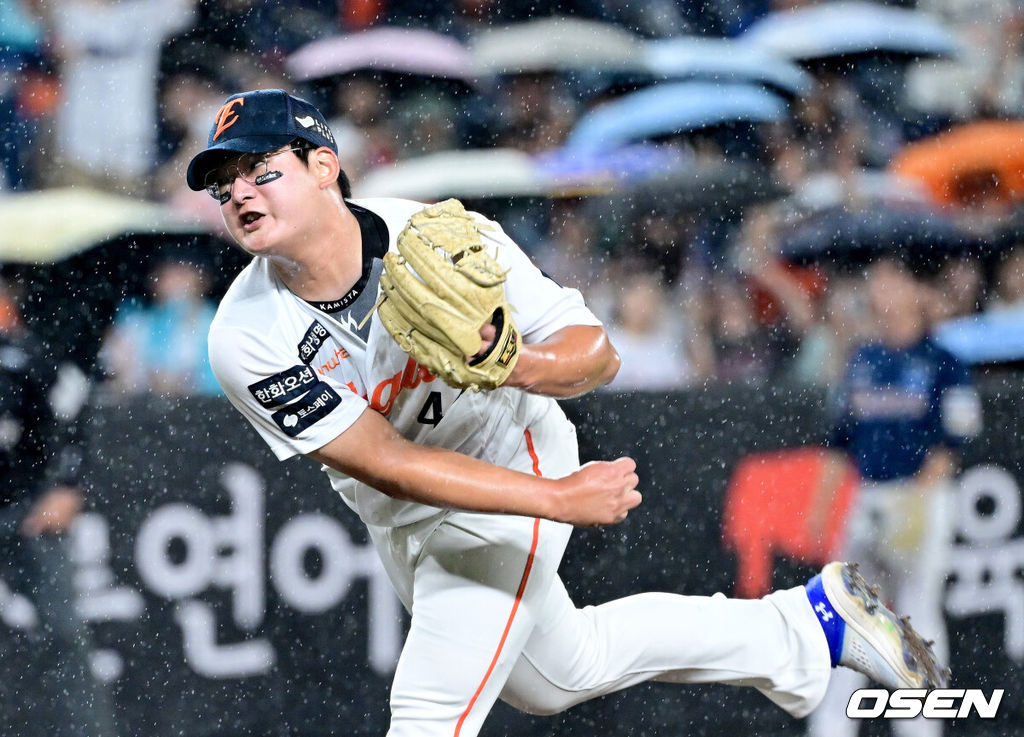 3일 대전 한화생명볼파크에서 ‘2025 신한 SOL Bank KBO리그’ 한화 이글스와 NC 다이노스의 경기가 열렸다.홈팀 한화는 코디 폰세, 방문팀 NC는 신민혁을 선발로 내세웠다.9회초 마운드에 오른 한화 투수 김서현이 힘차게 공을 뿌리고 있다. 2025.09.03 / dreamer@osen.co.kr