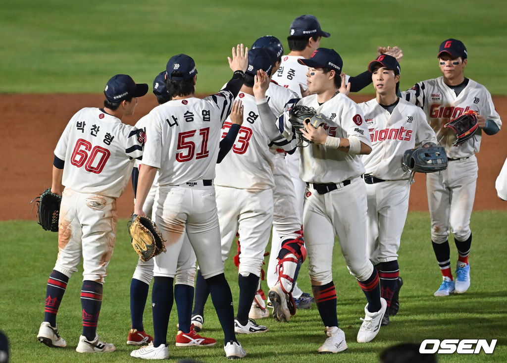 26일 부산 사직야구장에서 2025 신한 SOL 뱅크 KBO 리그 롯데 자이언츠와 KT 위즈의 경기가 열렸다. 홈팀 롯데는 나균안이, 방문팀 KT는 오원석이 선발 출전했다.롯데 자이언츠 선수들이 KT 위즈에 4-3으로 승리한 후 기쁨을 나누고 있다. 2025.08.26 / foto0307@osen.co.kr