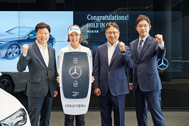 왼쪽부터 HS효성더클래스 이경섭 전무, 최민경 프로, 이상무 본부장, 김학일 부장. 