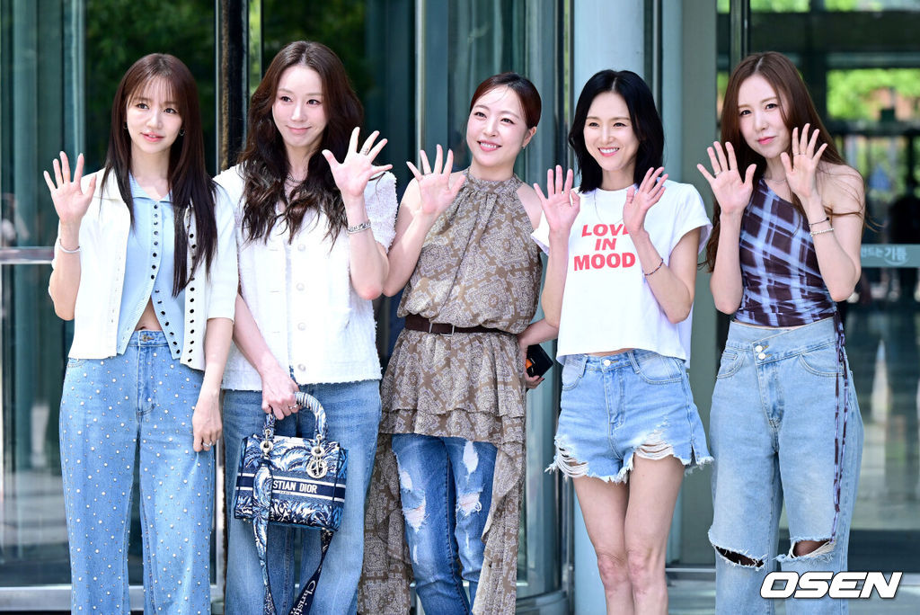 그룹 베이비복스(김이지, 이희진, 심은진, 간미연, 윤은혜)가 7일 오후 서울 목동 SBS에서 진행되는 라디오 '두시탈출 컬투쇼’에 게스트로 나섰다.베이비복스는 오는 9월 23년 만에 단독 콘서트를 열고 팬들과 만날 예정이다.베이비복스가 방송국에 들어서며 인사를 전하고 있다. 2025.08.07 / dreamer@osen.co.kr