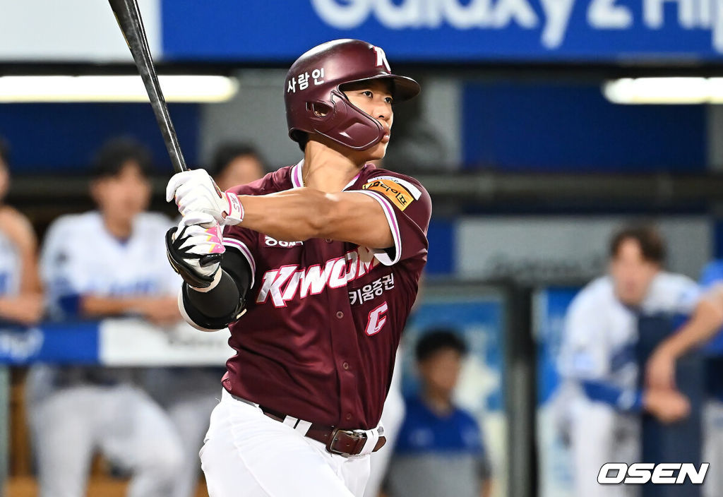 3일 대구삼성라이온즈파크에서 2025 신한 SOL 뱅크 KBO 리그 삼성 라이온즈와 키움 히어로즈의 경기가 열렸다. 홈팀 삼성은 가라비토가, 방문팀 키움은 하영민이 선발 출전했다. 키움 히어로즈 송성문이 5회초 1사 1루 우익수 앞 안타를 치고 있다. 2025.09.03 / foto0307@osen.co.kr
