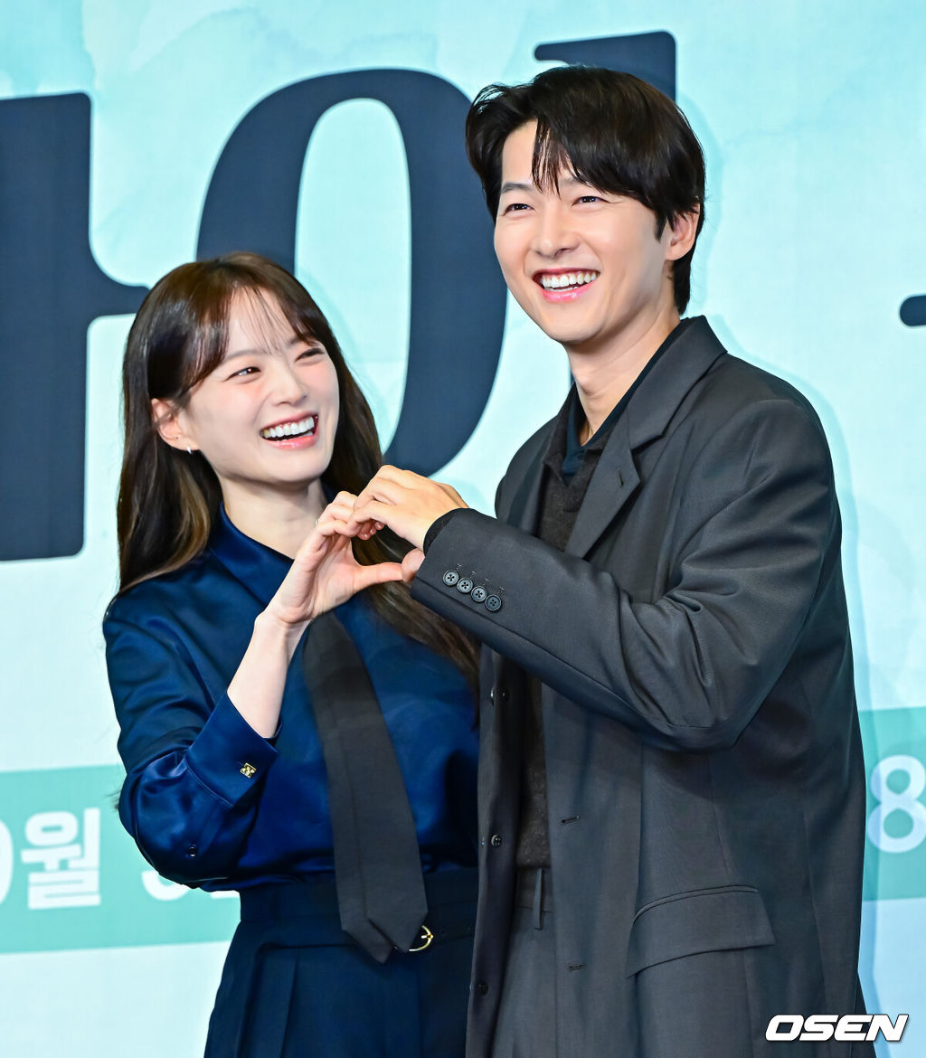 4일 오후 서울 구로구 신도림동 더링크서울 호텔에서 JTBC 새 금요시리즈 ‘마이 유스’ 제작발표회가 열렸다.오는 5일 첫 방송되는 ‘마이 유스’(극본 박시현, 연출 이상엽·고혜진)는 남들보다 늦게 평범한 삶을 시작한 선우해(송중기 분)와 뜻하지 않게 첫사랑의 평온을 깨뜨려야 하는 성제연(천우희 분)의 감성 로맨스를 그린다.배우 천우희, 송중기가 포토타임을 하고 있다. 2025.09.04 /jpnews@osen.co.kr