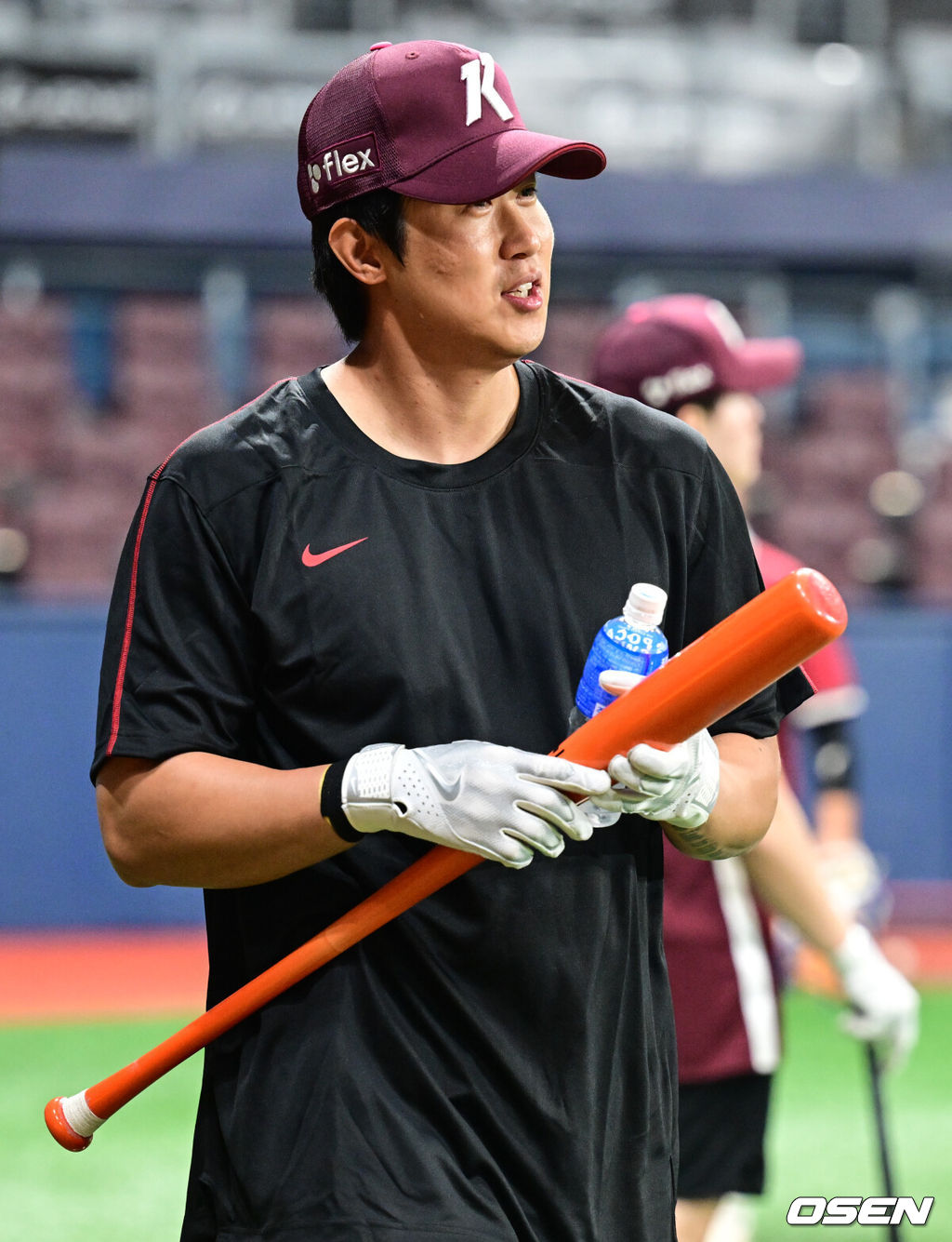 23일 오후 서울 고척스카이돔에서 2025 신한 SOL Bank KBO리그 키움 히어로즈와 KT 위즈의 경기가 열린다.이날 키움은 김윤하, KT는 오원석을 선발로 내세웠다.키움 김동엽이 훈련에 나서고 있다. 2025.05.23 /cej@osen.co.kr