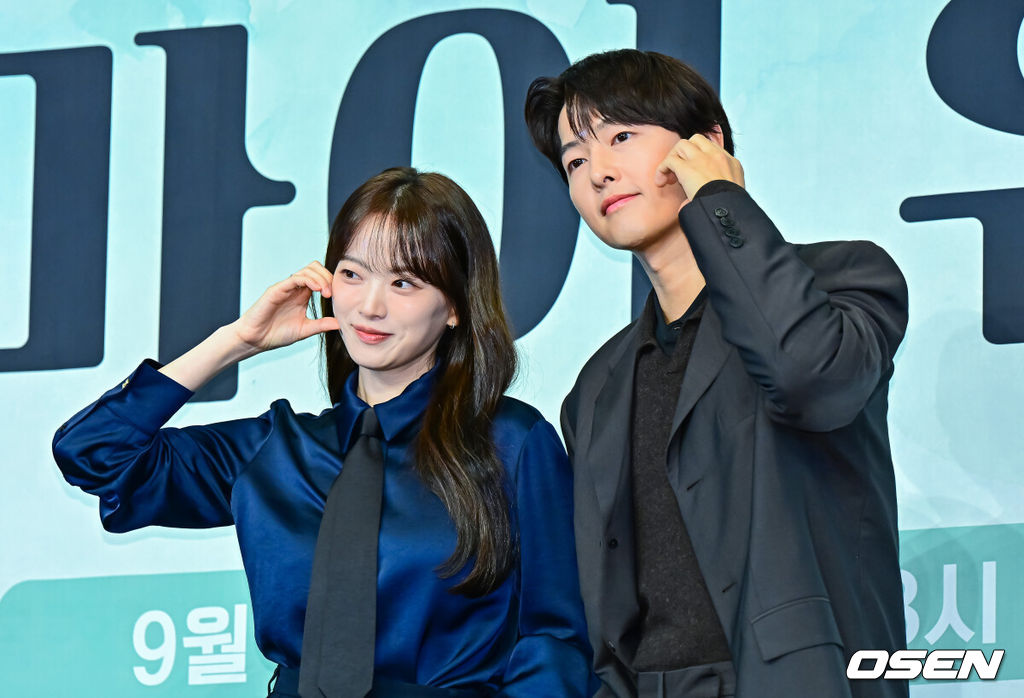 4일 오후 서울 구로구 신도림동 더링크서울 호텔에서 JTBC 새 금요시리즈 ‘마이 유스’ 제작발표회가 열렸다.오는 5일 첫 방송되는 ‘마이 유스’(극본 박시현, 연출 이상엽·고혜진)는 남들보다 늦게 평범한 삶을 시작한 선우해(송중기 분)와 뜻하지 않게 첫사랑의 평온을 깨뜨려야 하는 성제연(천우희 분)의 감성 로맨스를 그린다.배우 천우희, 송중기가 포토타임을 하고 있다. 2025.09.04 /jpnews@osen.co.kr