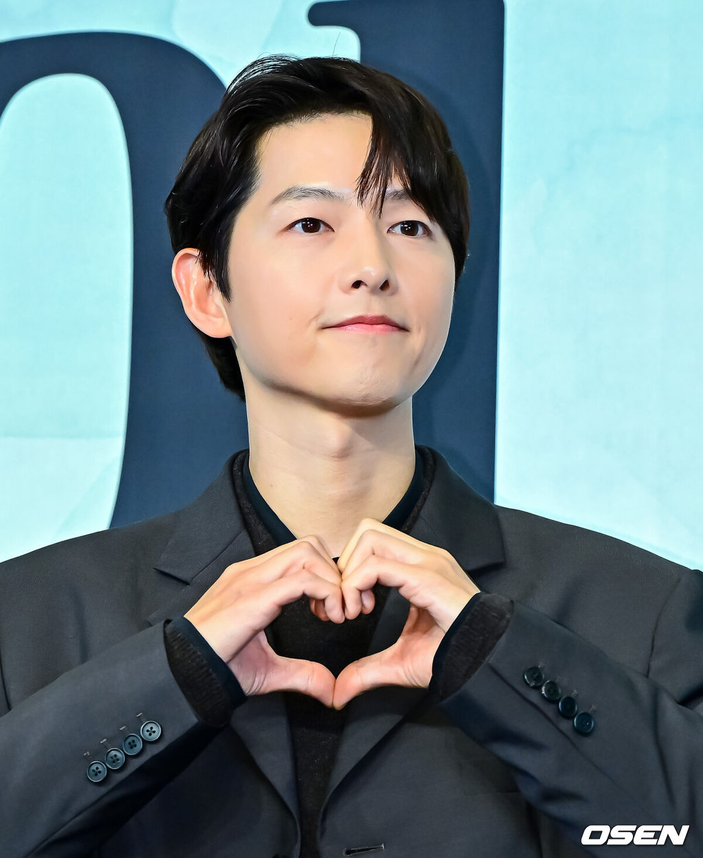 4일 오후 서울 구로구 신도림동 더링크서울 호텔에서 JTBC 새 금요시리즈 ‘마이 유스’ 제작발표회가 열렸다.오는 5일 첫 방송되는 ‘마이 유스’(극본 박시현, 연출 이상엽·고혜진)는 남들보다 늦게 평범한 삶을 시작한 선우해(송중기 분)와 뜻하지 않게 첫사랑의 평온을 깨뜨려야 하는 성제연(천우희 분)의 감성 로맨스를 그린다.배우 송중기가 포토타임을 하고 있다. 2025.09.04 /jpnews@osen.co.kr