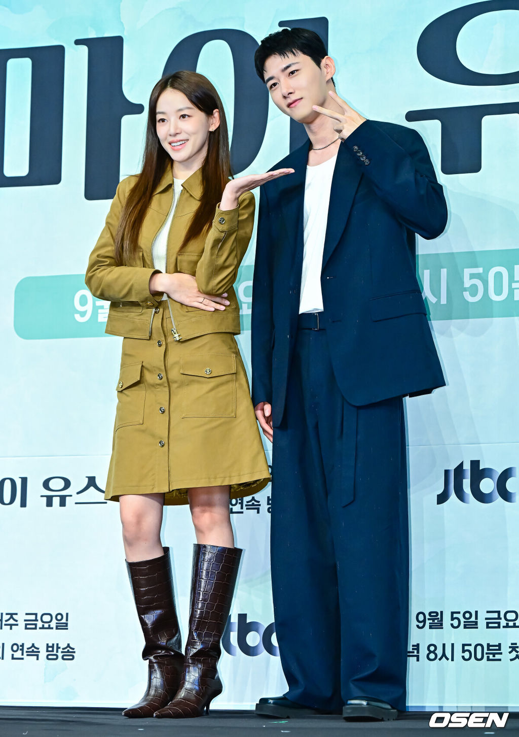 4일 오후 서울 구로구 신도림동 더링크서울 호텔에서 JTBC 새 금요시리즈 ‘마이 유스’ 제작발표회가 열렸다.오는 5일 첫 방송되는 ‘마이 유스’(극본 박시현, 연출 이상엽·고혜진)는 남들보다 늦게 평범한 삶을 시작한 선우해(송중기 분)와 뜻하지 않게 첫사랑의 평온을 깨뜨려야 하는 성제연(천우희 분)의 감성 로맨스를 그린다.배우 이주명, 서지훈이 포토타임을 하고 있다. 2025.09.04 /jpnews@osen.co.kr