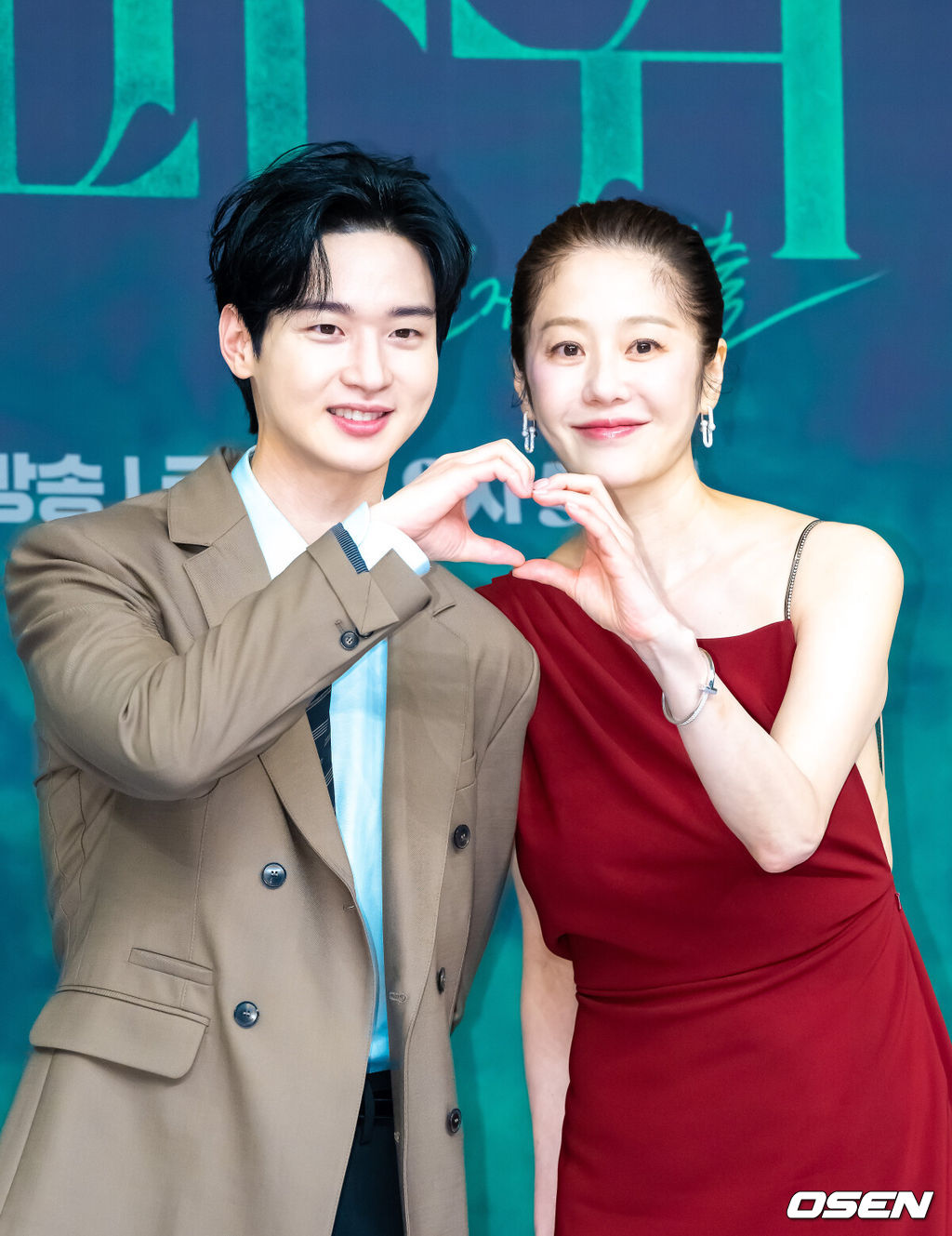 4일 오후 서울 목동 SBS 사옥에서 SBS 금토드라마 ‘사마귀: 살인자의 외출’ 제작발표회가 진행됐다.   배우 고현정과 장동윤이 출연하는 드라마 ‘사마귀: 살인자의 외출’은 잔혹한 연쇄살인마 ‘사마귀’가 잡힌 지 20여 년이 지나 모방범죄가 발생하고, 이 사건 해결을 위해 한 형사가 평생 증오한 ‘사마귀’인 엄마와 예상 못한 공조수사를 펼치며 벌어지는 고밀도 범죄 스릴러다.배우 장동윤과 고현정이 포즈를 취하고 있다.  2025.09.04 / soul1014@osen.co.kr