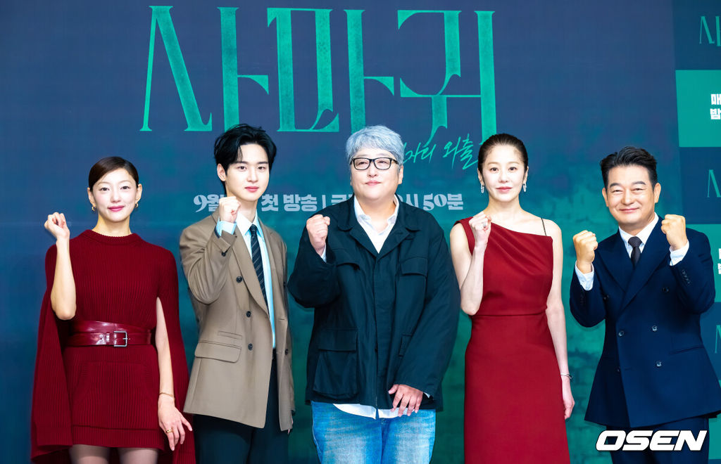 4일 오후 서울 목동 SBS 사옥에서 SBS 금토드라마 ‘사마귀: 살인자의 외출’ 제작발표회가 진행됐다.   배우 고현정과 장동윤이 출연하는 드라마 ‘사마귀: 살인자의 외출’은 잔혹한 연쇄살인마 ‘사마귀’가 잡힌 지 20여 년이 지나 모방범죄가 발생하고, 이 사건 해결을 위해 한 형사가 평생 증오한 ‘사마귀’인 엄마와 예상 못한 공조수사를 펼치며 벌어지는 고밀도 범죄 스릴러다.출연배우들과 변영주 감독이 포즈를 취하고 있다.  2025.09.04 / soul1014@osen.co.kr
